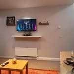 2 Bed Mid-Terrace House With Free Parking