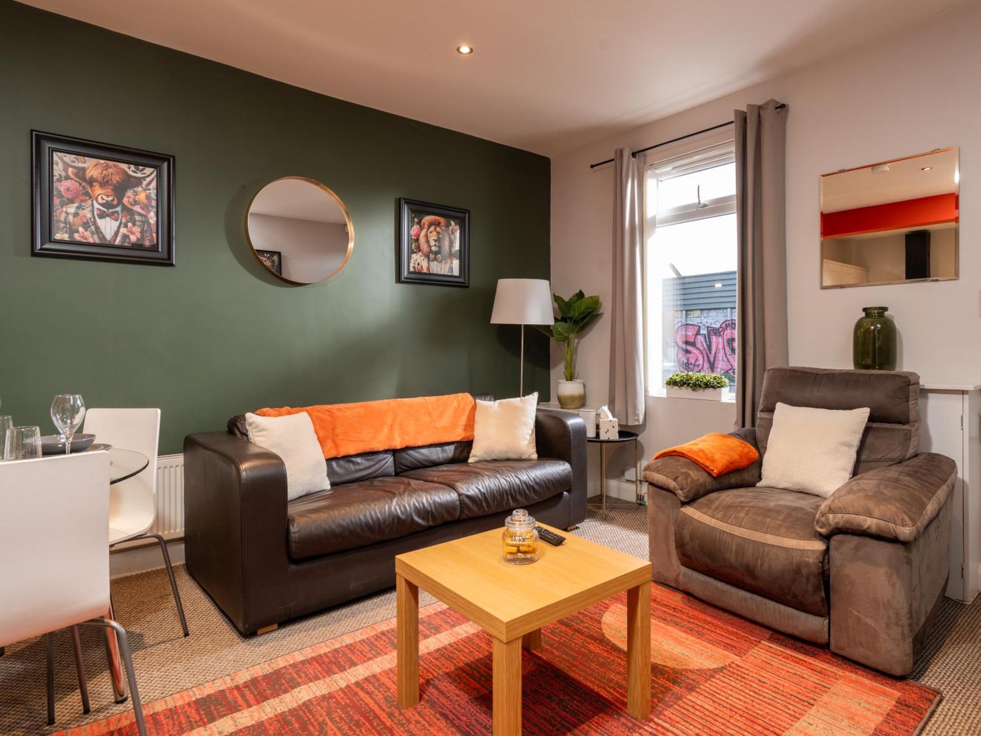 2 Bed Mid-terrace House With Free Parking Apartment